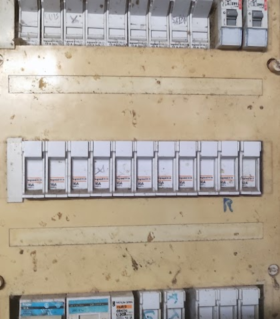 Électricien professionnel en intervention dans le Pays Bigouden
