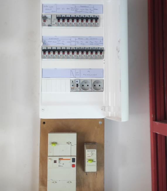 Électricien certifié réalisant un tableau électrique à Plomeur