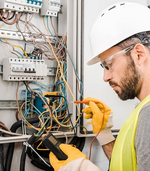 Électricien professionnel en intervention dans le Pays Bigouden